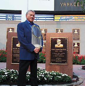 steinbrenner_w_trophy721738